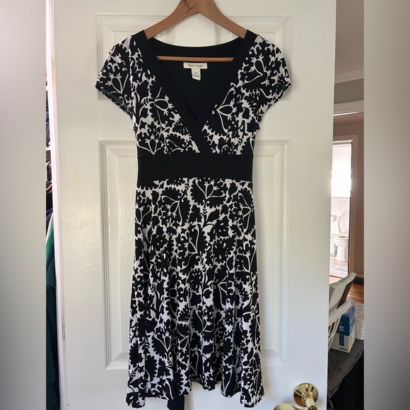 White House Black Market Monochrome Floral Midi Dress - Picture 1 of 3